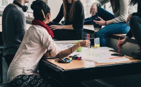 personas estudiando y aconsejandose sobre los masters mba