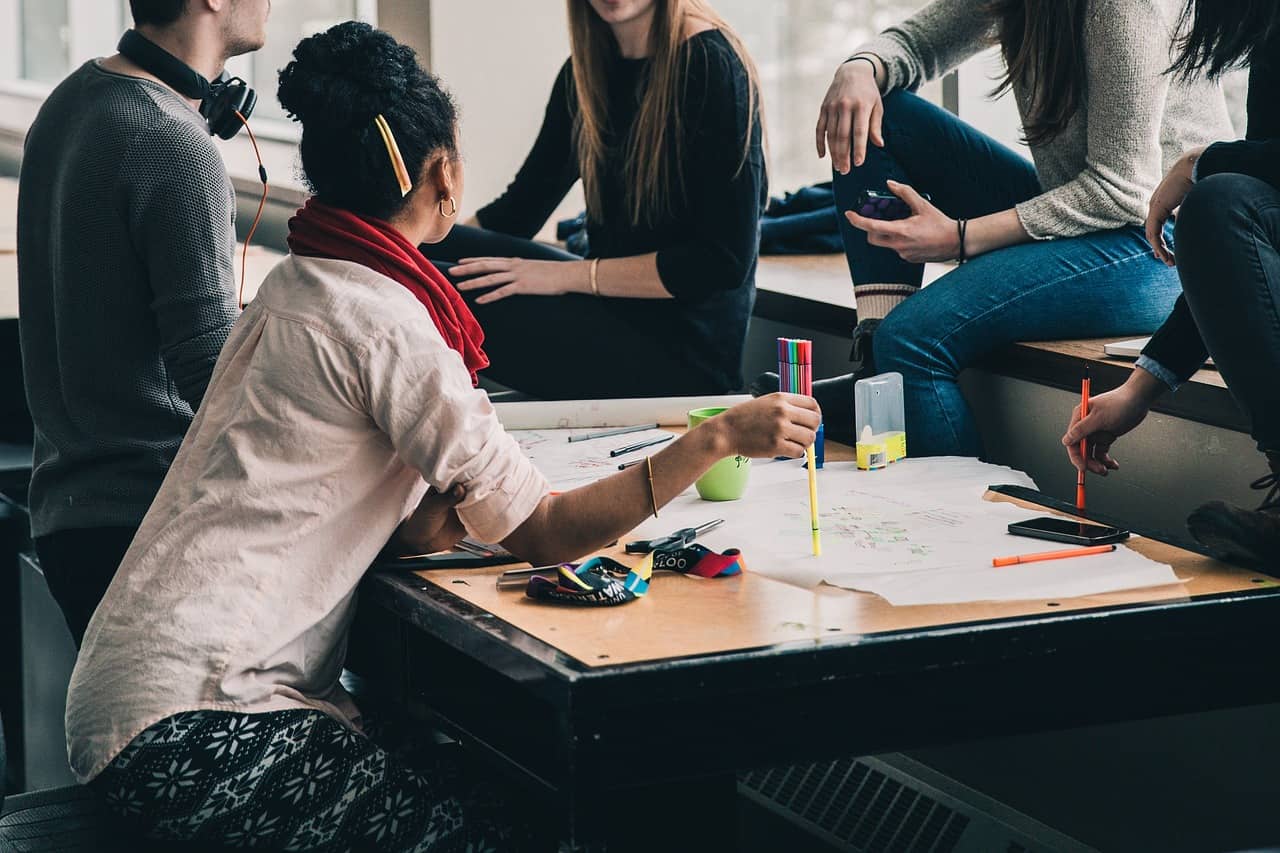 personas estudiando y aconsejandose sobre los masters mba
