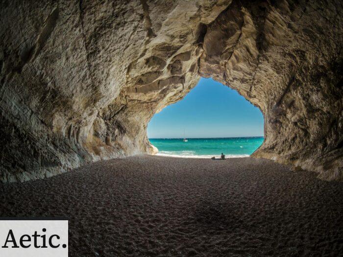 cueva en la playa